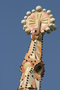 Toppen av en spira på katedralen Sagrada Familia, påbörjad 1882 (keramik)